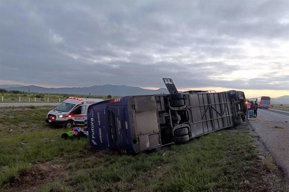 Varios pasajeros resultaron con golpes tras la volcadura de un autobús en la Carretera 57, en Galeana.