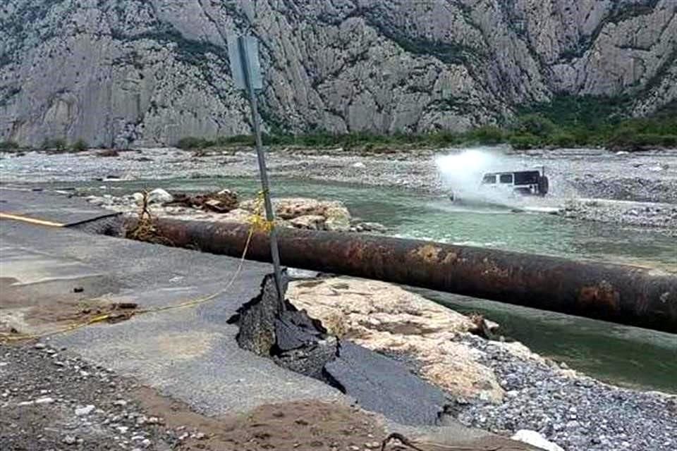 La mayoría de los caminos al interior de La Huasteca siguen destrozados, lo que mantiene a comunidades incomunicadas.