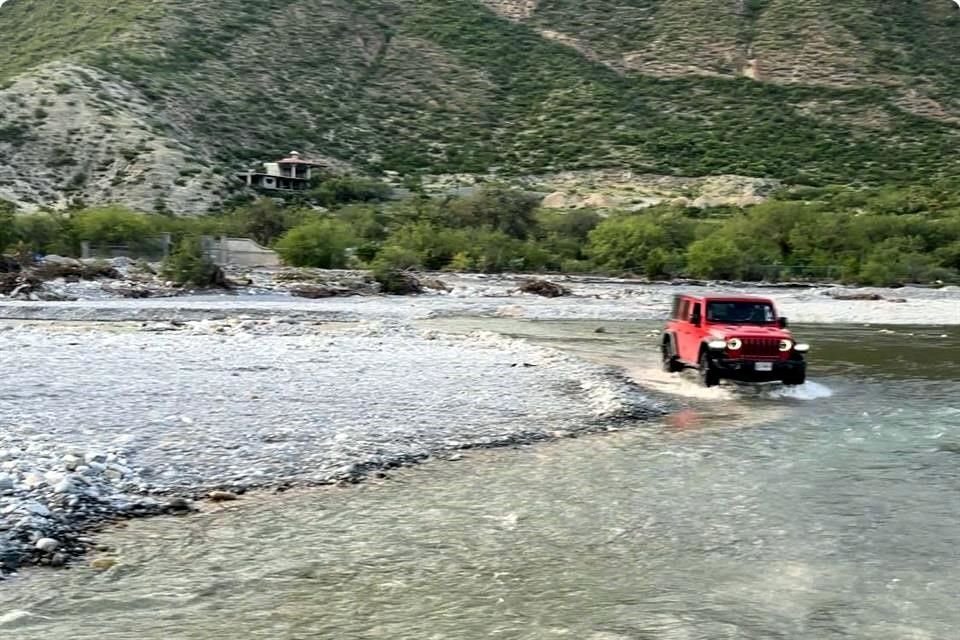 La mayoría de los caminos al interior de La Huasteca siguen destrozados, lo que mantiene a comunidades incomunicadas.