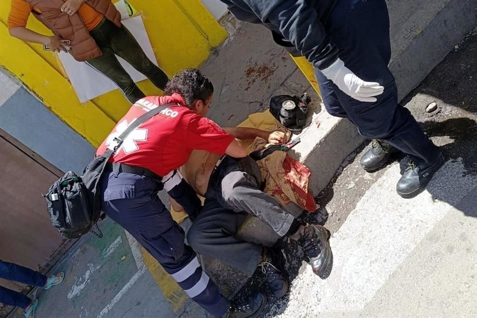 Un adulto mayor fue herido de un tiro y trasladado vía aérea al hospital.