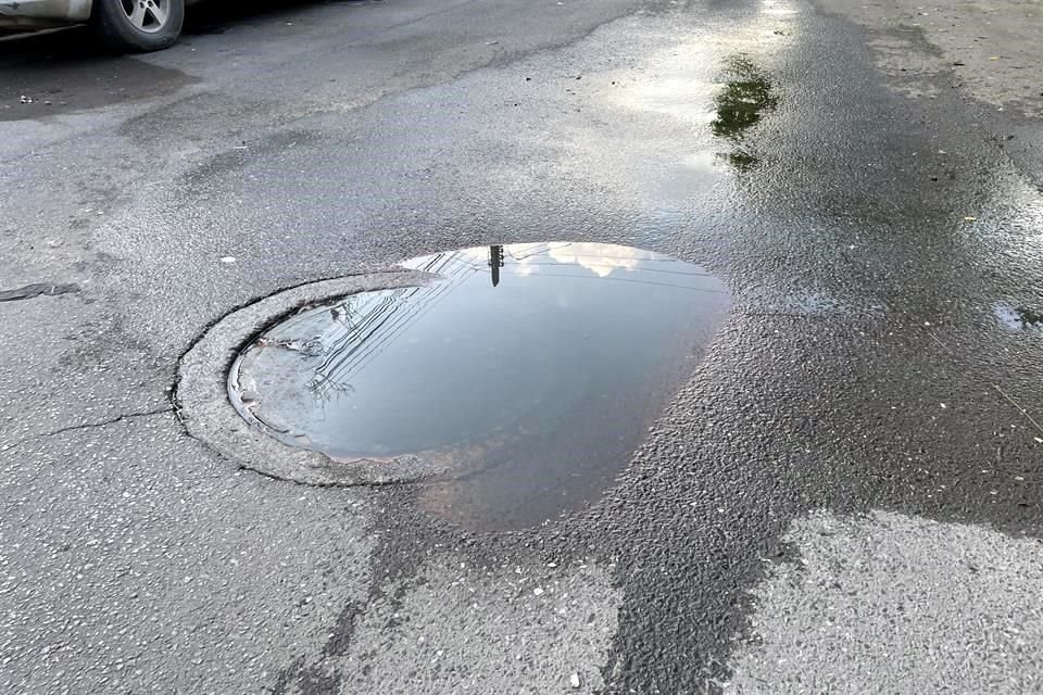 En el cruce de las calles Vicente Suárez y Ramón Treviño se ubica el registro desde el cual emana el agua verdosa y con mal olor.