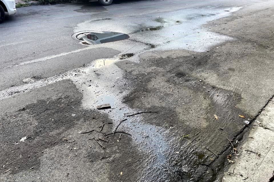 En el cruce de las calles Vicente Suárez y Ramón Treviño se ubica el registro desde el cual emana el agua verdosa y con mal olor.