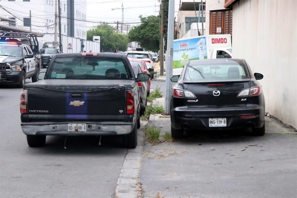   Ante la falta de espacios en el edificio de la Agencia Estatal de Investigaciones, agentes y policías se estacionan en doble fila y hasta en las banquetas. 