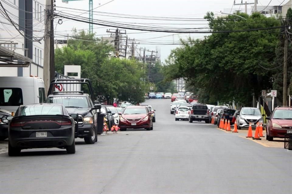   Ante la falta de espacios en el edificio de la Agencia Estatal de Investigaciones, agentes y policías se estacionan en doble fila y hasta en las banquetas. 