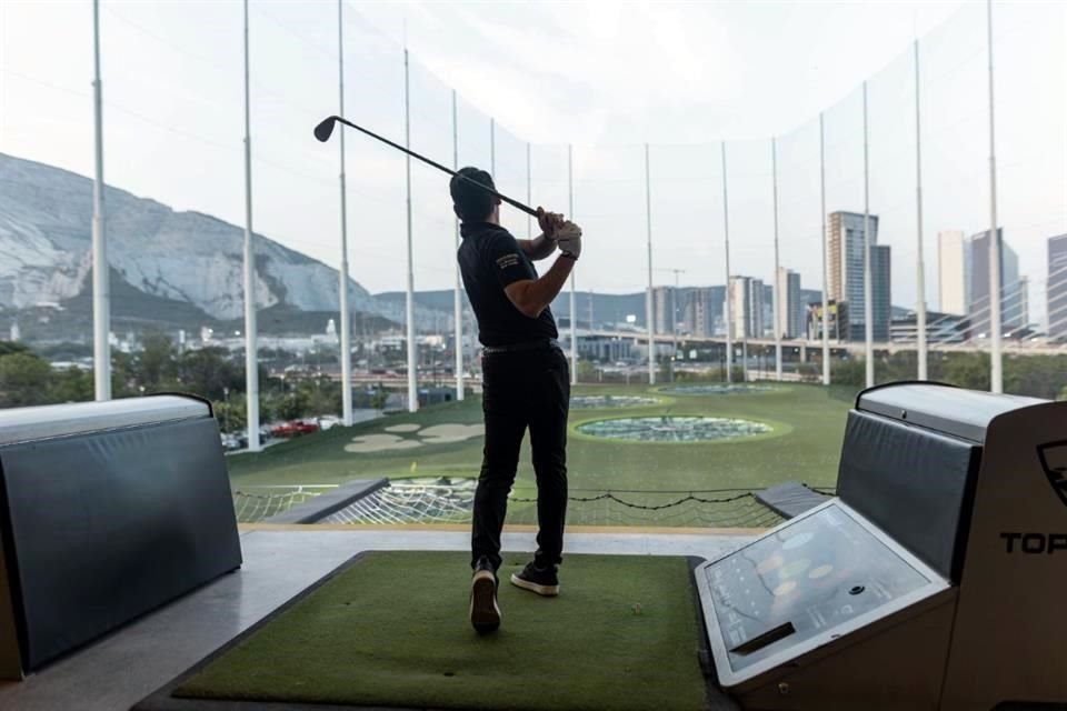 Invitados al evento disfrutaron de las amenidades de Top Golf Monterrey.