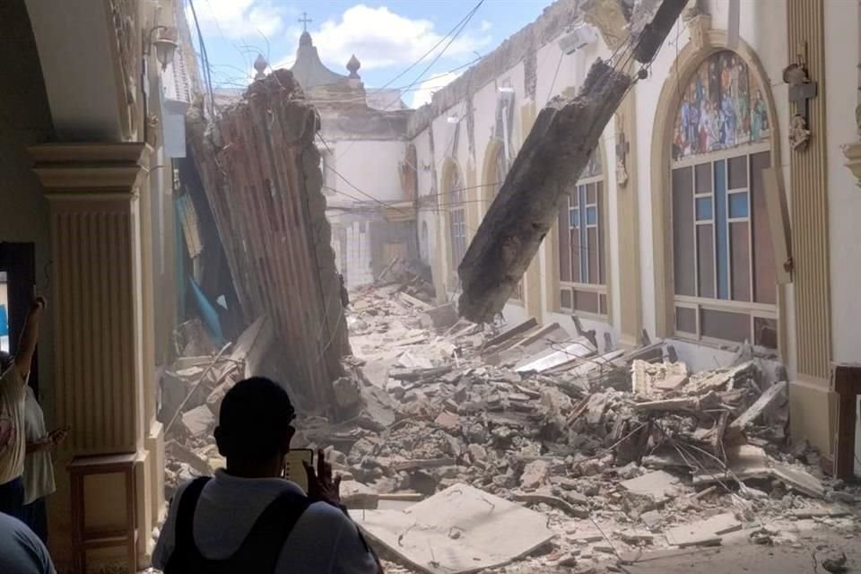 El techo de la iglesia cayó de repente, alrededor de las 13:40 horas, cuando no había personas en el interior.