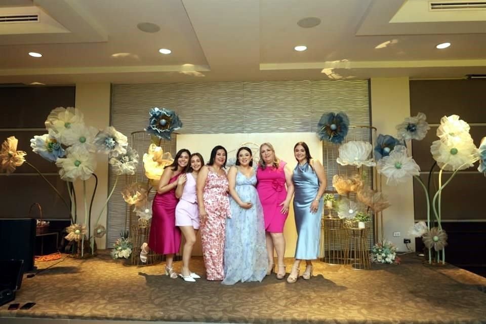 Diana Santiago, Karla Leal de Martínez, Susana Tienda de Leal, Ana Sofía Santiago de Leal, Norma Garza de Santiago y Natalia Santiago