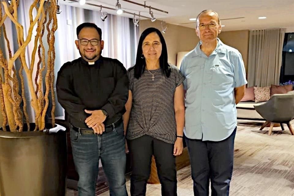 El Padre David Jasso, Consuelo Bañuelos y José Roble Flores, tres de los cuatro representantes de la Arquidiócesis regia que cursan un diplomado católico en Nueva York.