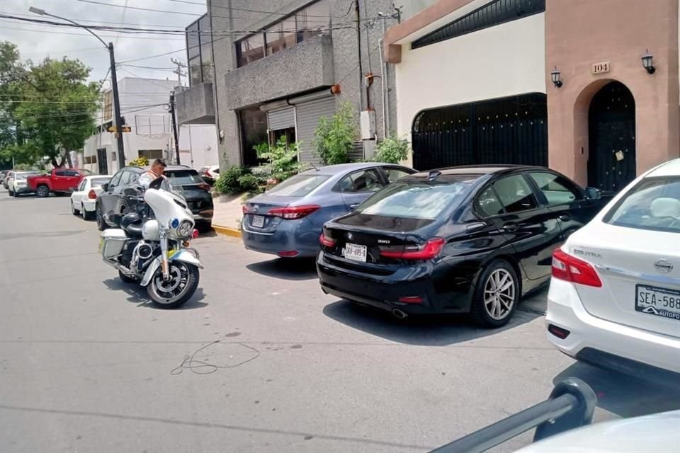 Tránsito de Monterrey realizó un operativo donde aplicó 12 multas y retiró vehículos mal estacionados alrededor de la AEI.