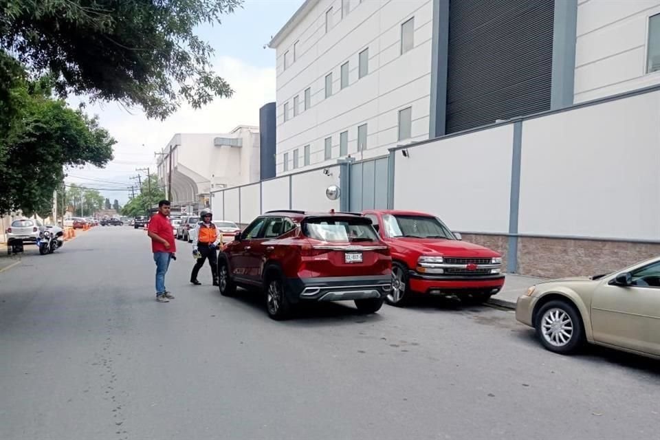 Tránsito de Monterrey realizó un operativo donde aplicó 12 multas y retiró vehículos mal estacionados alrededor de la AEI.