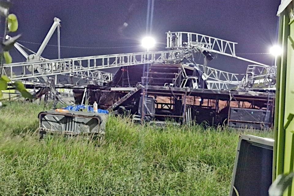 Los restos del escenario caído permanecen en el campo de beisbol El Obispo, donde ocurrió la tragedia del mitin de MC.