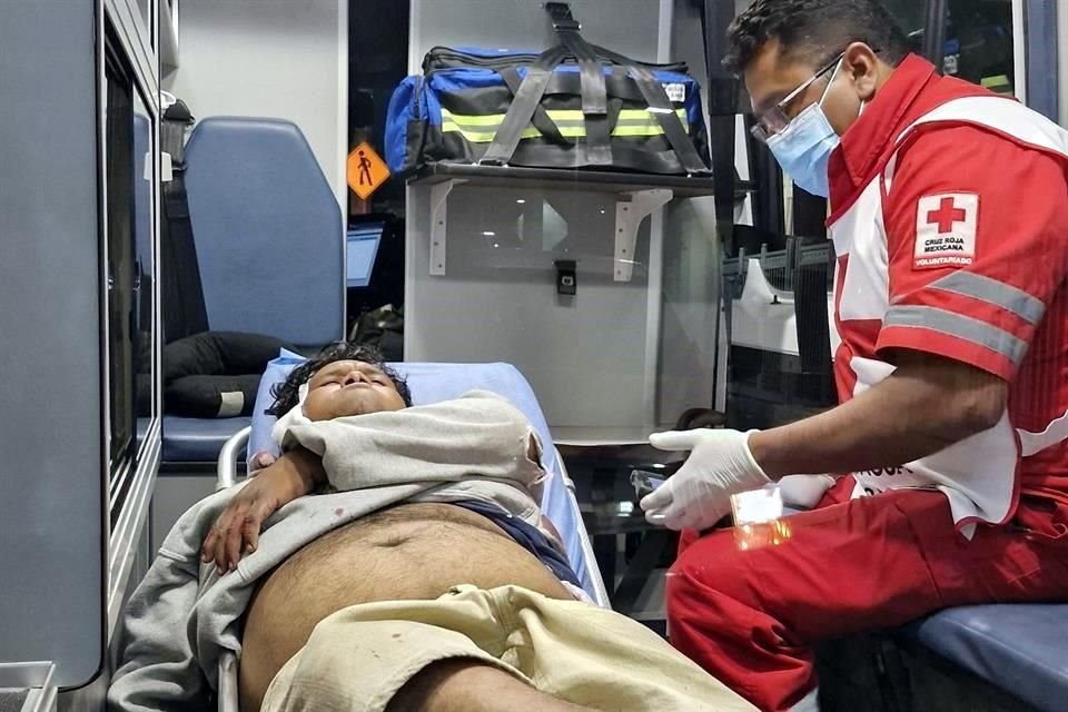 Paramédicos de la Cruz Roja atendieron al hombre, quien fue trasladado al Hospital Universitario.