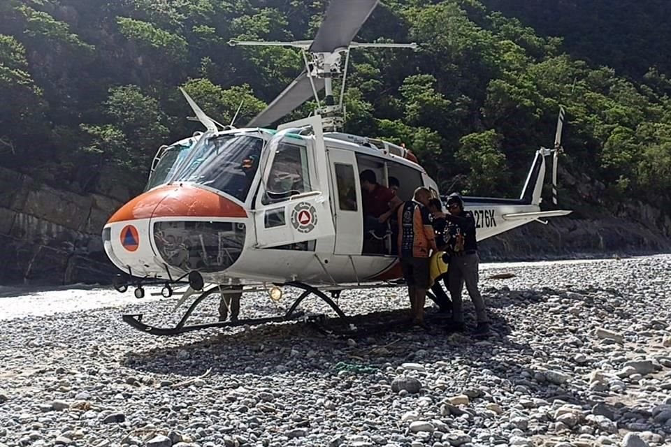 Los seis desaparecidos y las personas que los buscaron desde anoche, ya venían caminando río abajo, cuando fueron interceptados por los rescatistas vía aérea.