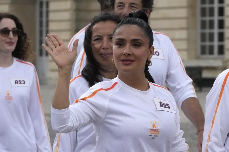 La actriz saludó a los presentes durante su participación en el evento.