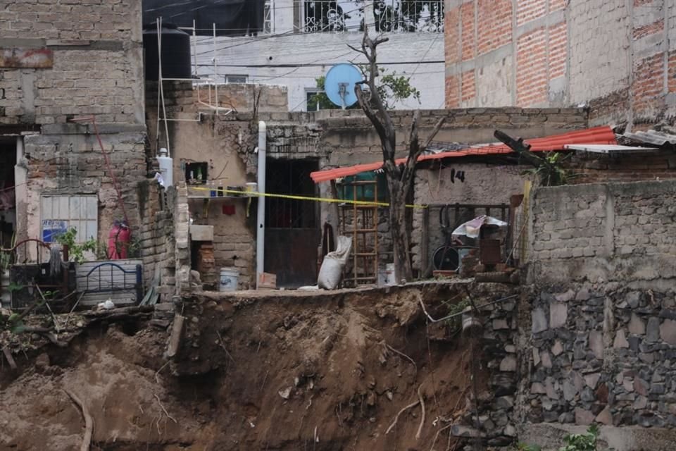 Un hombre murió tras la caída de un árbol y un derrumbe en Lomas del Paraíso, Guadalajara; vecinos señalan que estaba cortando el ejemplar.