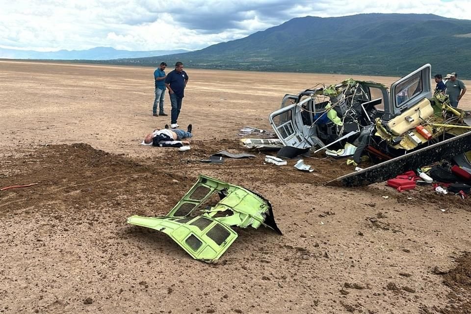 Un helicóptero se desplomó sobre la Laguna de Sayula sobre la Carretera Guadalajara a Colima; hay cuatro heridos, dos en estado grave.