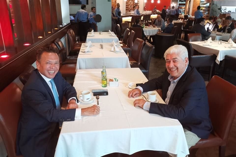 El Gobernador electo de Jalisco, Pablo Lemus, comió este martes en un restaurante de GDL con el senador electo, Francisco Ramírez Acuña.