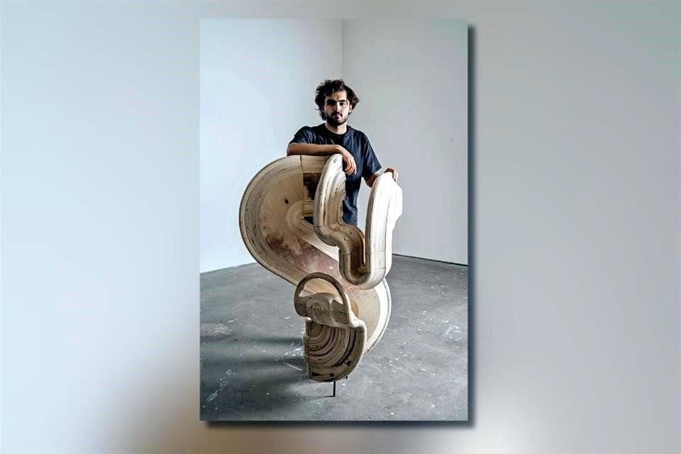 El artista Otto Martín Moreno con una de sus obras de la exposición.
