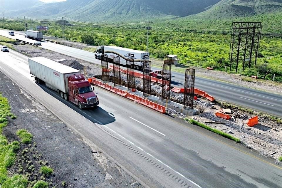 Aunque Tesla no ha iniciado obras, el Estado ya realiza adecuaciones en las vías colindantes con el terreno de la armadora.