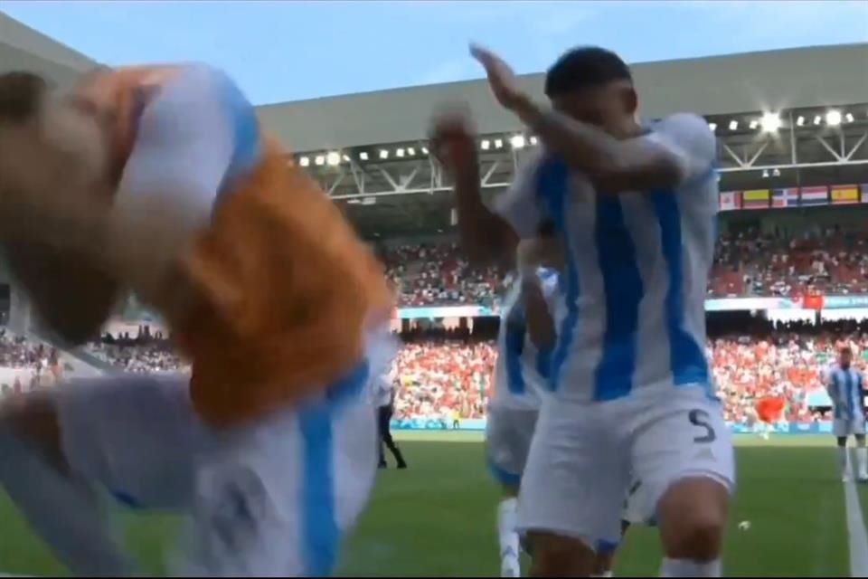 Antes de ser suspendidol, hubo petardos a la cancha, botellazos a jugadores e invasión de aficionados.