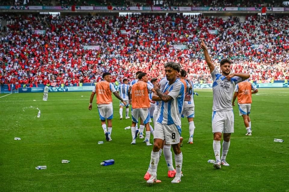 Botellas volaron de la tribuna a la cancha en la derrota de Argentina.