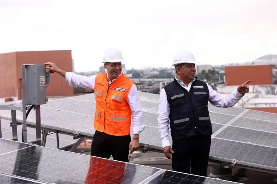 El Alcalde Luis Donaldo Colosio prendió el switch de arranque de la generación de energía en los paneles colocados en el techo del Palacio Municipal.