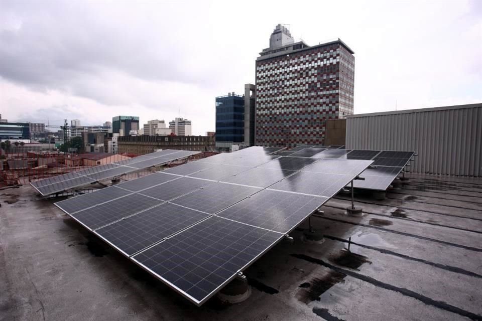 Este proyecto abarca la colocación de 44 mil paneles solares, distribuidos en mil 397 microplantas solares y generarán al año unos 40 millones de kilowatts horas para el municipio.