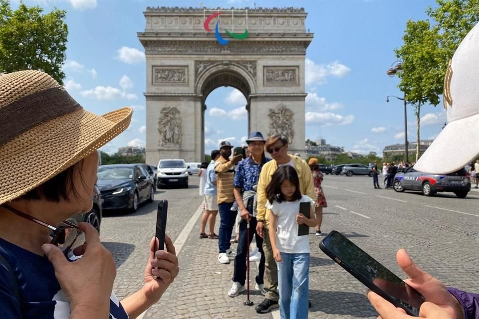 El Arco del Triunfo es uno de los lugares más asediados de los Juegos Olímpicos y las largas filas son interminables para capturar una foto.