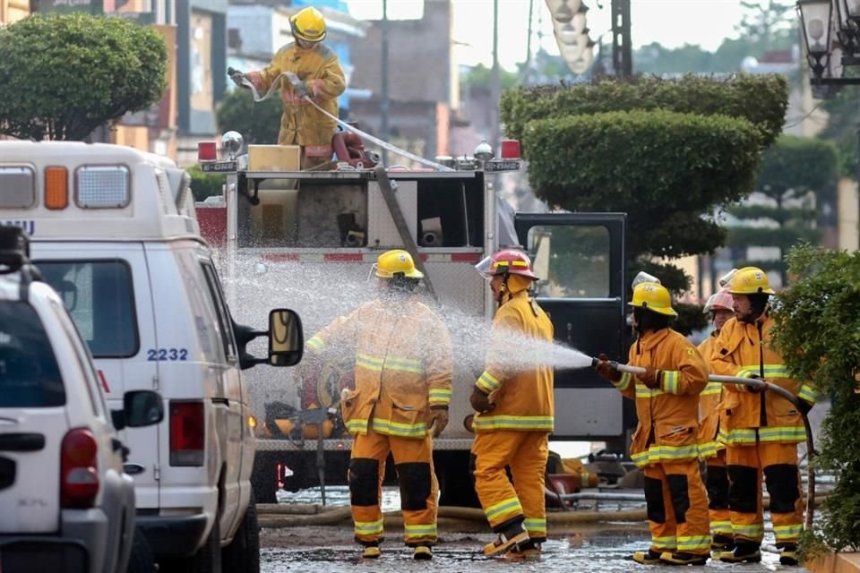 Aunque hubo un conato de incendio esta mañana, derivado de la explosión registrada ayer en una empresa en Tequila, el Gobernador Enrique Alfaro descartó que exista riesgo para la población.