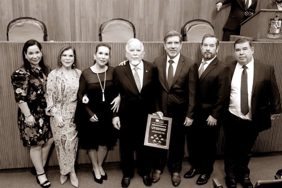 EN OCTUBRE DEL 2023 CON SU FAMILIA. Gustavo de la Garza, papá; y hermanos Alejandra, María Cristina, Gabriela, Gustavo y Jorge Eugenio
