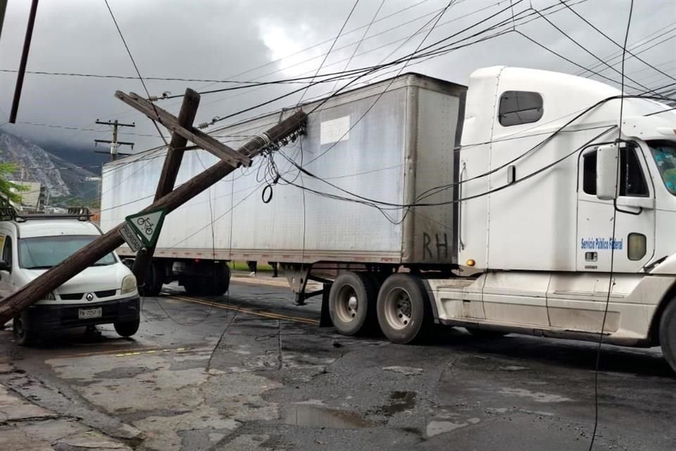 Un tráiler derriba dos postes con cableado y deja sin luz a un sector del Casco de San Pedro.