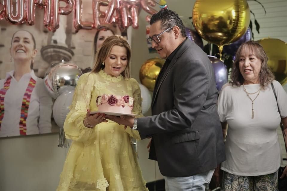 Simpatizantes de Morena acuden a felicitar por su cumpleaños 52 a Claudia Delgadillo González.