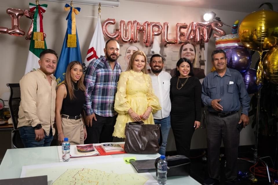 Simpatizantes de Morena acuden a felicitar por su cumpleaños 52 a Claudia Delgadillo González.