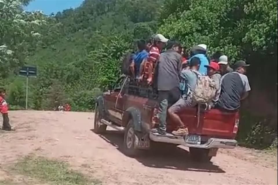 Los pobladores comenzaron a cruzar la frontera sur de México en camionetas de redilas, en varios grupos, para llegar al Municipio de Cuilco, Guatemala.