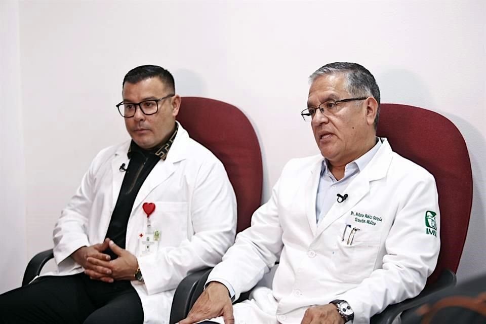 Víctor Quezada Elvira (der.), coordinador de donación, y Arturo Muñiz García, director médico de la UMAE 34 del IMSS.