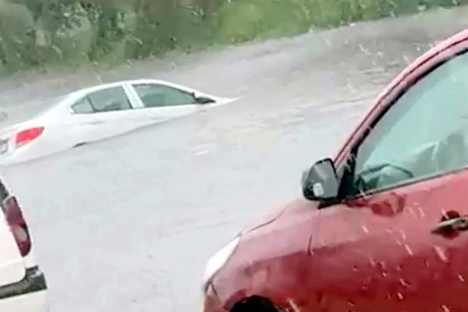 En Juárez, Guadalupe, San Nicolás, Monterrey, San Pedro y Santa Catarina se tuvieron lluvias de moderadas a fuertes, según Protección Civil del Estado.