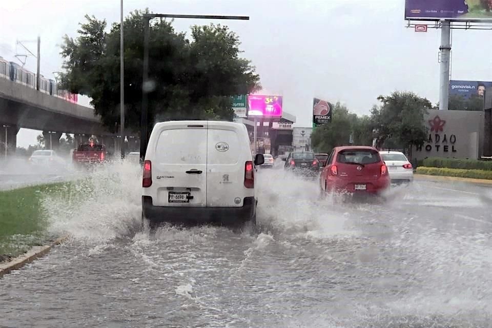 En Juárez, Guadalupe, San Nicolás, Monterrey, San Pedro y Santa Catarina se tuvieron lluvias de moderadas a fuertes, según Protección Civil del Estado.