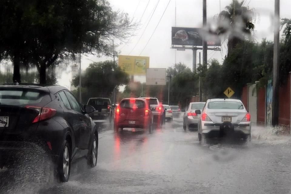 En Juárez, Guadalupe, San Nicolás, Monterrey, San Pedro y Santa Catarina se tuvieron lluvias de moderadas a fuertes, según Protección Civil del Estado.