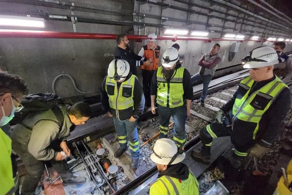 'Al realizar maniobras para pruebas enfocadas a la reapertura del segundo tramo de la Línea 1, un tren golpeó un aparato de vía en la zona de maniobras de Pino Suárez', detalló el STC en un comunicado. 