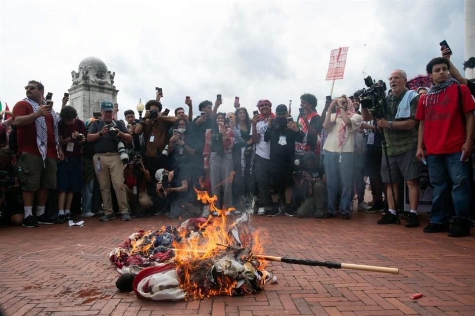 Miles de manifestantes indignados por la guerra en Gaza protestaron en los alrededores del Capitolio mientras Netanyahu pronunciaba un discurso ante los congresistas.