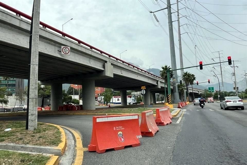 En la zona no hay señalamientos que indiquen a los conductores de los cierres, sólo barreras naranjas que evitan el paso.