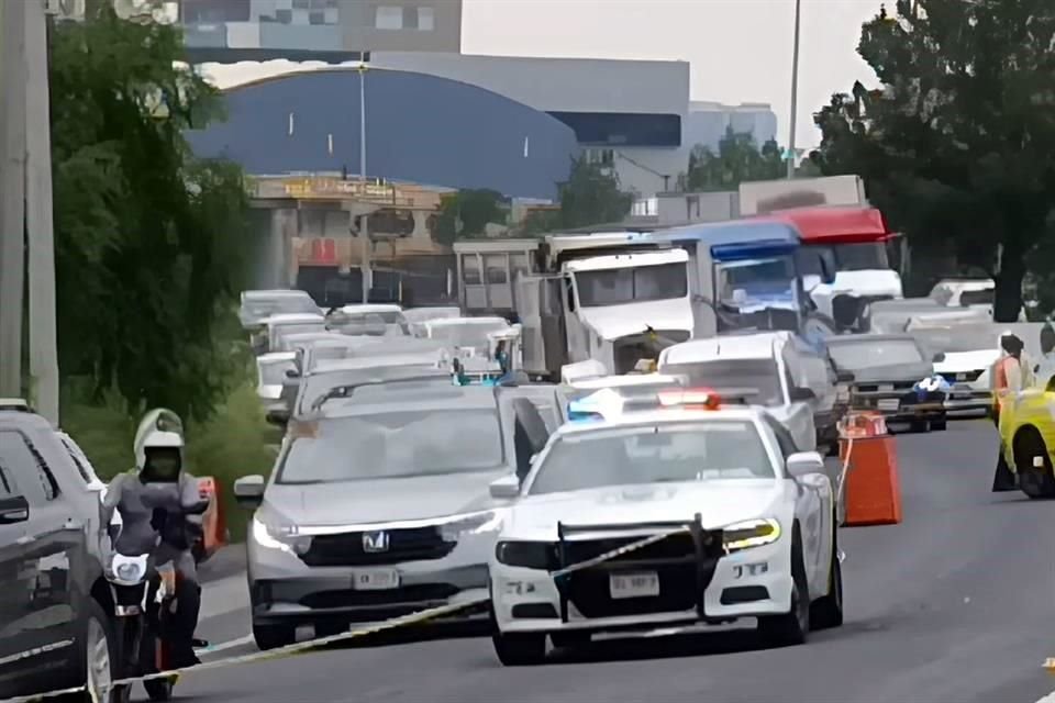 Cuando hay caos de tráfico, Tránsito de Monterrey realiza operativos para agilizar la vialidad, sin embargo, no son suficientes.
