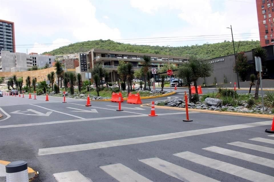 Inician rehabilitación de 797 metros cuadrados de suelo, tras los daños provocados por la tormenta 'Alberto', en Anillo Periférico y el Bulevar Rogelio Cantú.