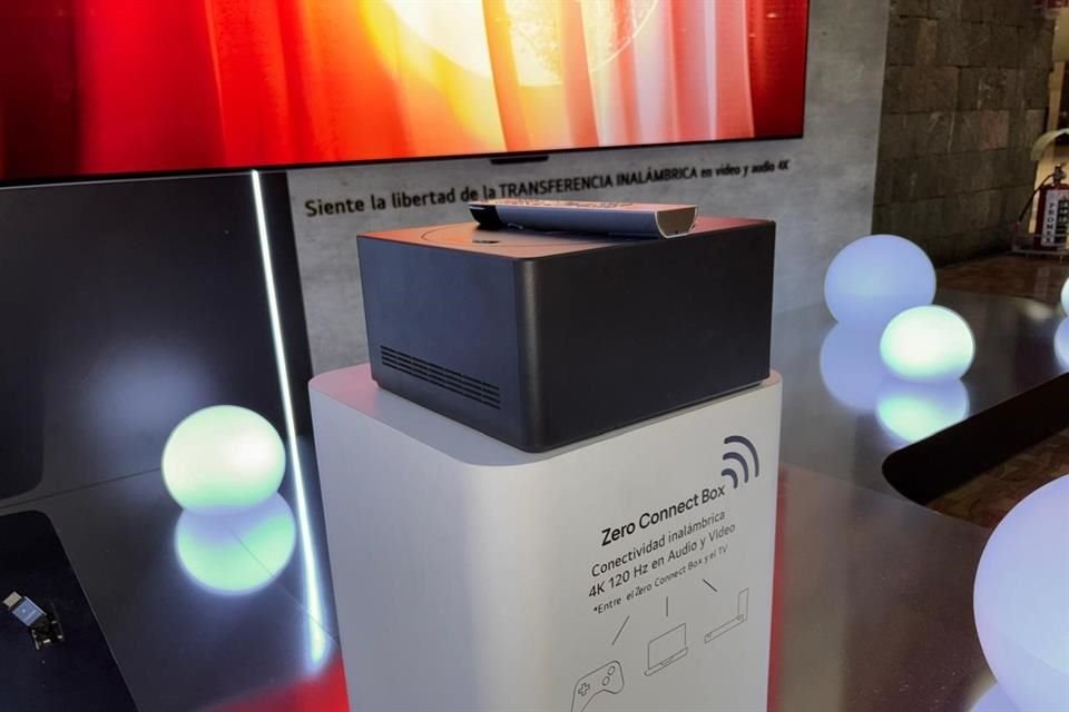 La magia ocurre con ayuda de Zero Connect Box, un módulo que se instala a escasos metros del televisor.