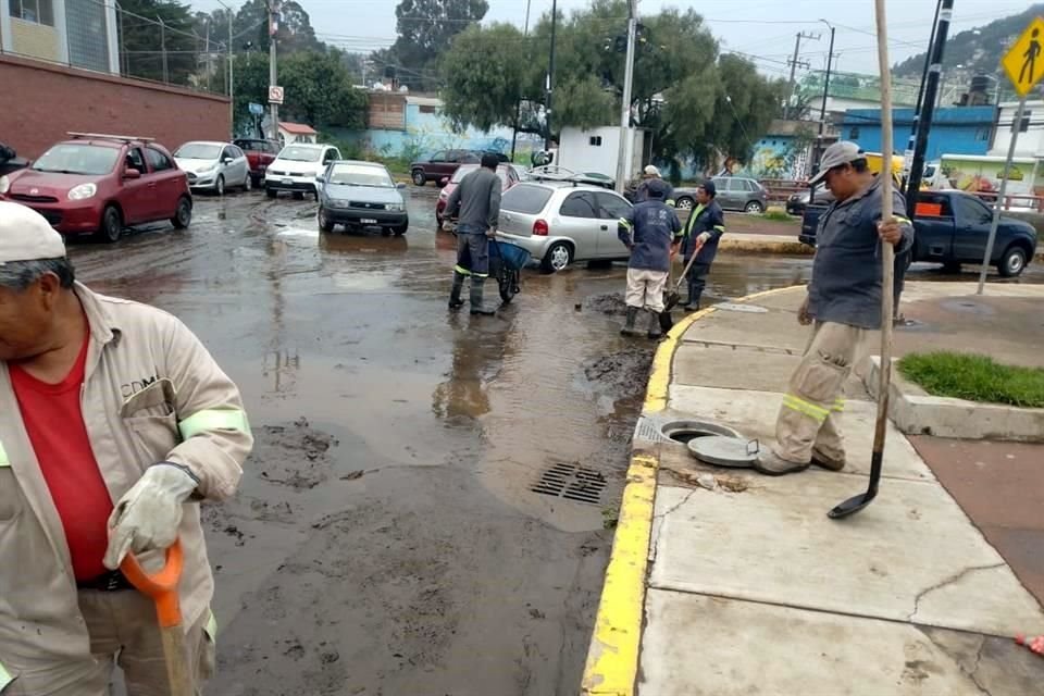 Personal de Sacmex realiza trabajos en la Alcaldía Tlalpan para prevenir más inundaciones en la zona.