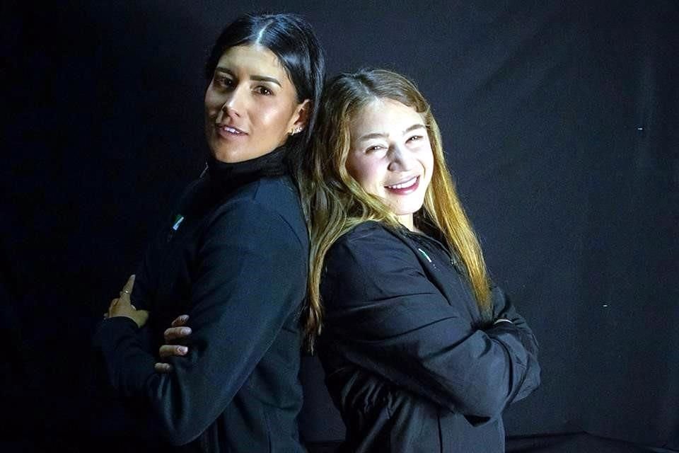 Karina Alanís y Beatriz Briones, dos de las representantes de Nuevo León en París.