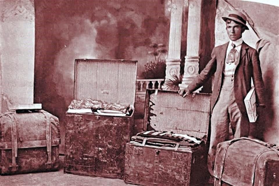 Jaques Clariond muestra sus baúles con productos franceses que vendía en las principales tiendas regias.