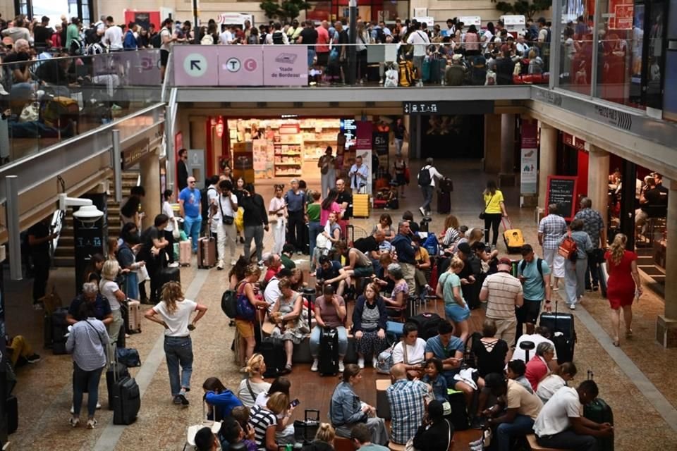 Pasajeros esperan abordar los trenes.