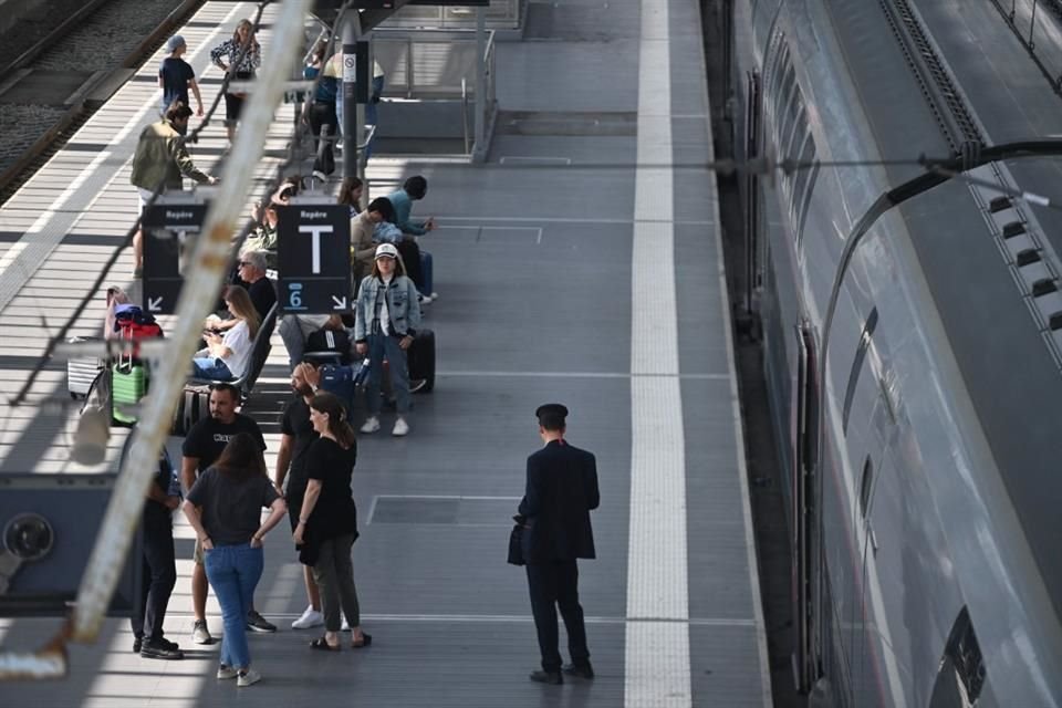 Los pasajeros esperan la salida de sus trenes en el andén de la estación de trenes Bordeaux-Saint-Jean en Burdeos.