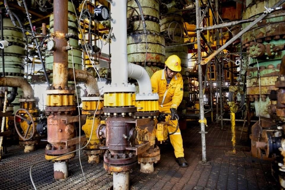 Pemex Transformación Industrial (Pemex TRI), que transforma el crudo y gas en gasolinas, diesel, turbosina, combustóleo, gas LP, gas natural, metanol, petroquímicos y fertilizantes, entre otros productos, perdió 79 mil 514 millones de pesos en el periodo mencionad.